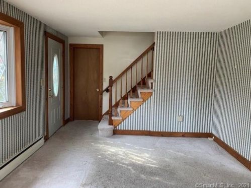 4 Arrow St, Enfield CT 06082-4637 exterior