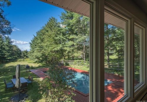 19 Mnr Dr, Poughkeepsie NY 12603-3712 exterior