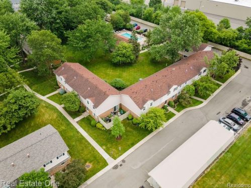 943 Kirts Blvd, Troy MI 48084-4837 exterior