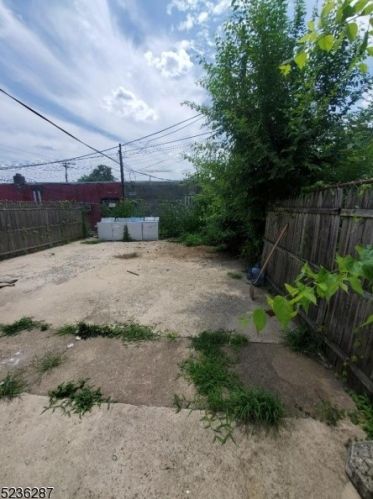 253 Grand Ave, Camden NJ 08105-2151 exterior