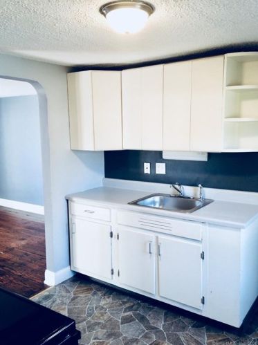 87 St, Windsor CT 06095-2408 exterior