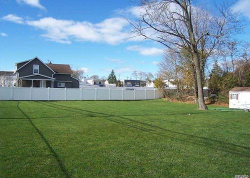 31 1st Ave, Huntington Station, NY 11746-1742