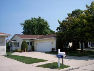 2027 Sharon Ln, Manitowoc, WI 54220-1527