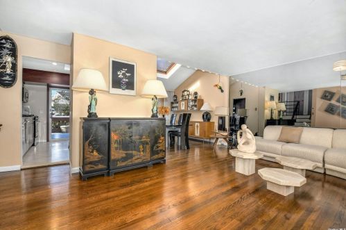 28 Gaymor Ln, Commack NY 11725-1306 exterior