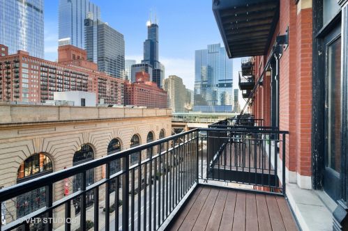 226 Clinton St, Chicago IL 60661-1345 exterior