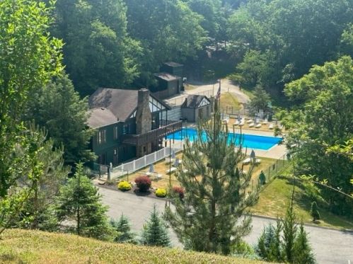 2011 Thornberry Dr, Pittsburgh PA 15235-5062 exterior