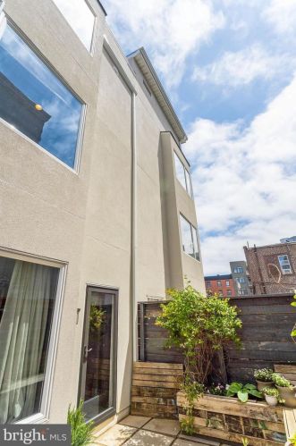 211 Brown St, Philadelphia PA  19123-2256 exterior