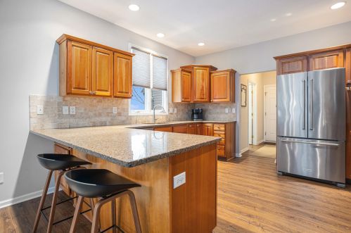 1685 Oakleigh Wood Dr, Grand Rapids MI 49504-2575 exterior