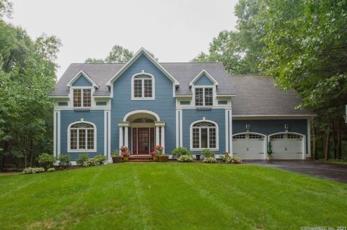 11 Chiltern St, Farmington, CT 06032-1534