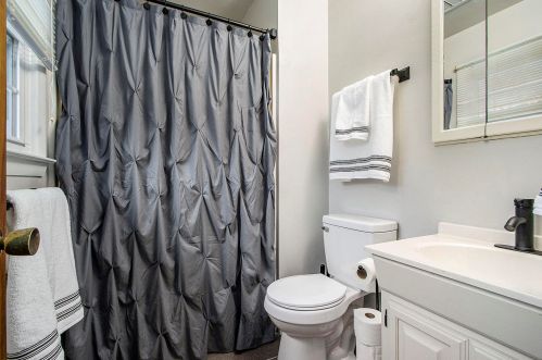 223 Barberry Ave, Kalamazoo MI 49002-6205 exterior