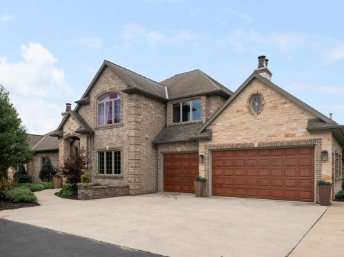 1250 Westbury Ct, Manitowoc, WI 54220-8740