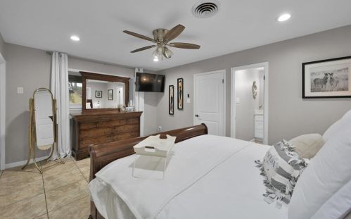 229 Elmwood St, Huntsville TX 77320-3408 exterior