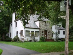 127 Gordon Rd, Newton, MA 02468-1226