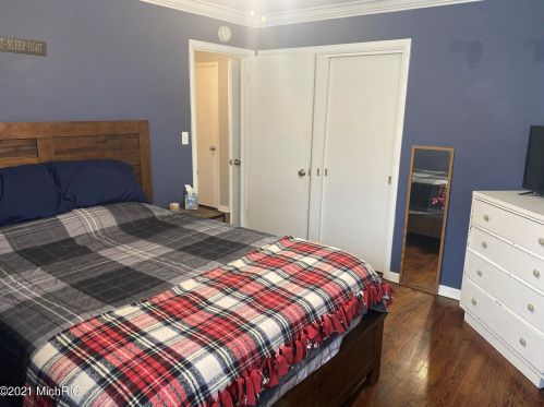 2470 Glenside Blvd, Meskegon MI 49441-3271 exterior