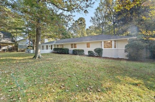 7330 Hunters Branch Dr, Atlanta GA  30328-1721 exterior