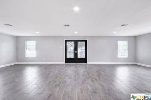 718 Grosvenor St, San Antonio TX 78221-1408 exterior