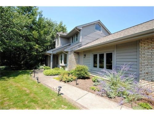 17 Deerfield Ln, Cleveland, OH 44122-7502