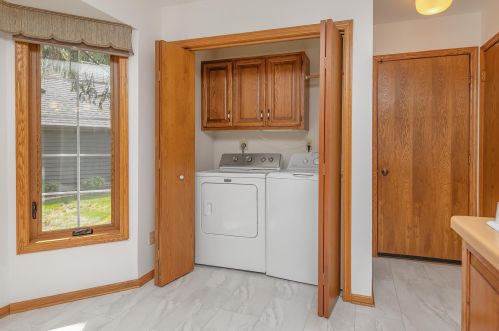 3809 Oakridge Ct, Milwaukee WI 53228-1367 exterior