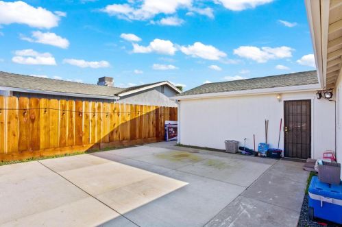 431 Lewis St, Turlock CA  95380-5828 exterior