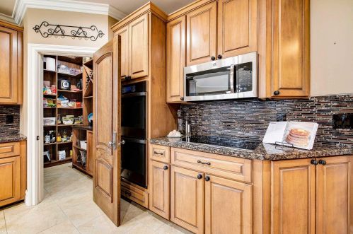 1140 Autumnview Dr, Rochester MI 48307-6060 exterior