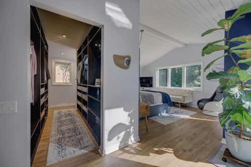 925 Bay Point Rd, Milwaukee WI  53217-1355 exterior