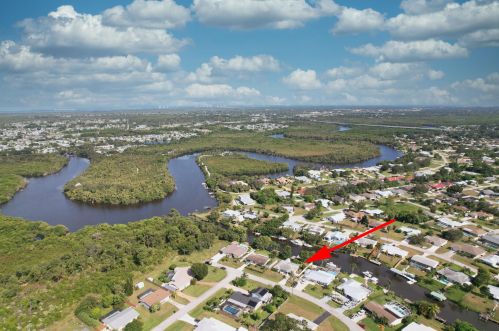 727 Calmoso Dr, Fort Pierce FL 34983-2208 exterior