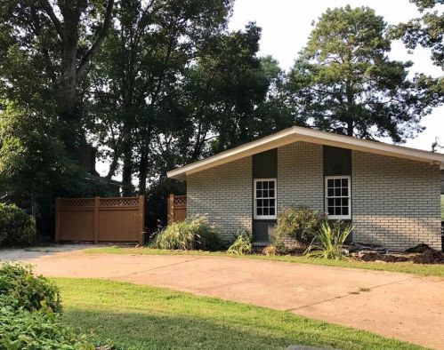 8404 Lake Dr, Lithonia, GA 30039-5726