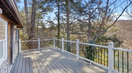 593 Roosevelt Dr, Seymour CT 06478-1739 exterior