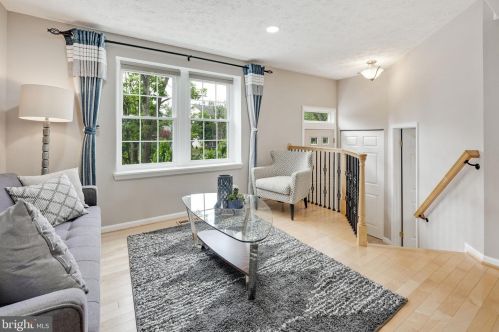 6039 Hydrangea Dr, Alexandria VA 22310-4415 exterior