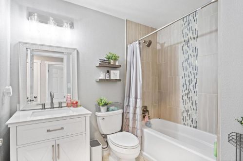 431 Lewis St, Turlock CA  95380-5828 exterior