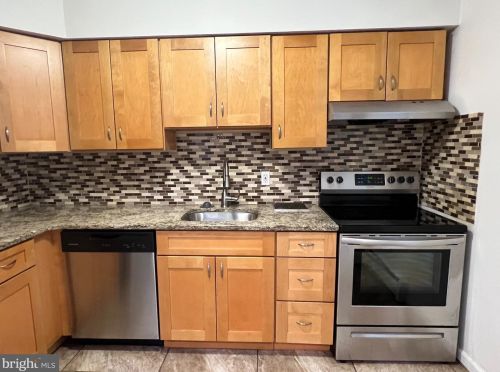 211 Garnet Dr, Burlington NJ 08016-4713 exterior