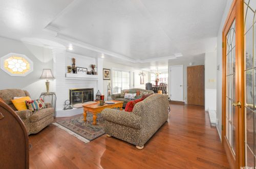 8842 Sunridge Dr, Sandy UT 84093-7044 exterior