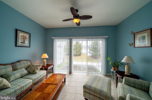 232 Sparrow Dr, Trenton NJ 08690-2461 exterior