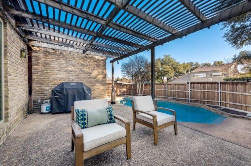 9672 Atherton Dr, Dallas TX 75243-6135 exterior