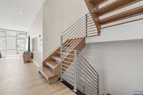 24 Casta Ln, Edgewater NJ 07020-1504 exterior