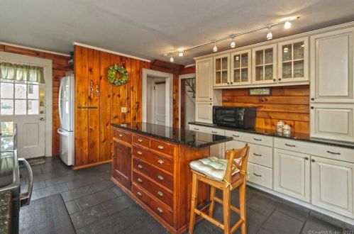 3 Hillcrest Ave, Milford CT 06460-7333 exterior