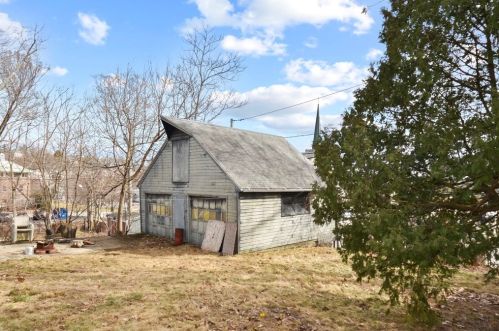 11 Chadwick St, Worcester MA 01605-1236 exterior