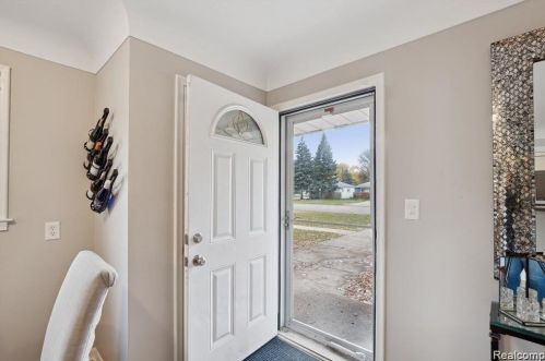 4697 Pelham St, Dearborn Heights MI  48125-3124 exterior