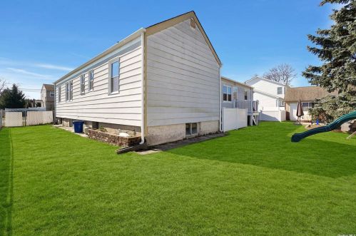 1526 10 St, Babylon NY 11704-3836 exterior