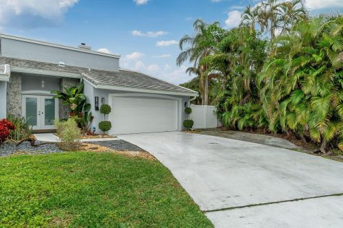 6910 2nd Ter, Boca Raton FL  33487-2325 exterior