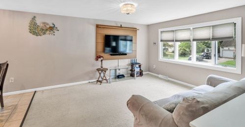 128 Tallyho Dr, Springfield MA  01118-1944 exterior