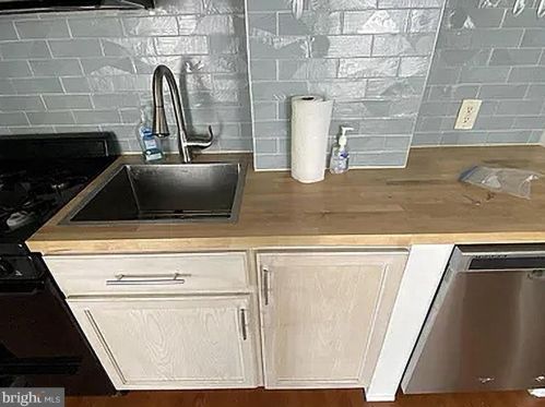 324 18 St, Philadelphia PA 19140-1014 exterior