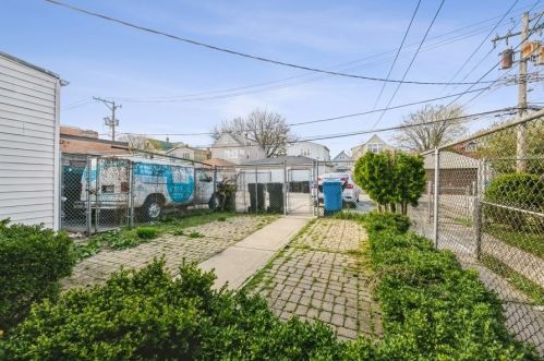 5028 Lawrence Ave, Chicago IL 60630-3400 exterior