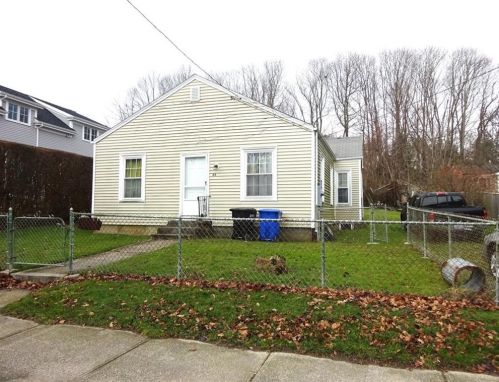 63 Roseneath Ave, Middletown, RI 02840-3858