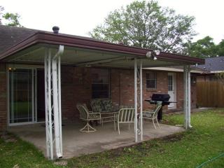 1818 Salford Dr, Houston TX  77008-1023 exterior