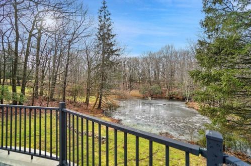 37 Walnut Hill Rd, Ridgefield CT  06877-2906 exterior