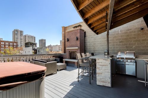 1512 Wieland St, Chicago IL 60610-1233 exterior