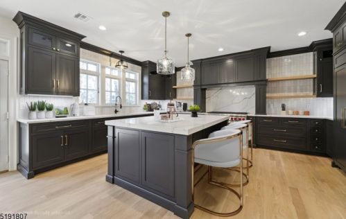 19 Dale Dr, Chatham Township NJ  07928-1602 exterior