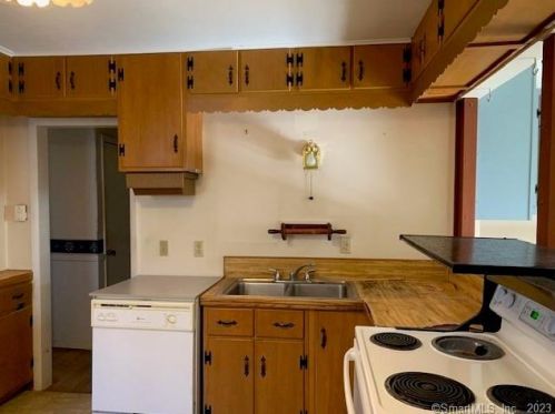 39 Kenilworth Dr, Deep River CT 06419-1213 exterior