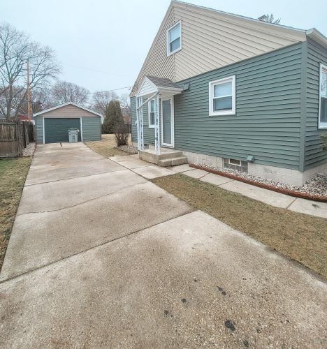 5345 55th St, Milwaukee, WI 53218-3209